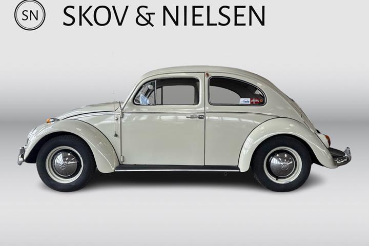 Hvid VW 1200 fra 1963 set udefra