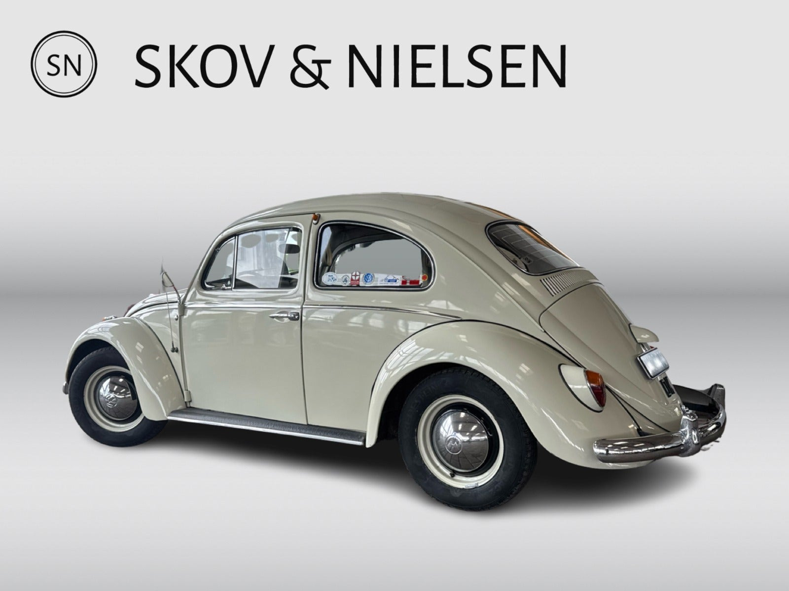 Hvid VW 1200 fra 1963 set udefra
