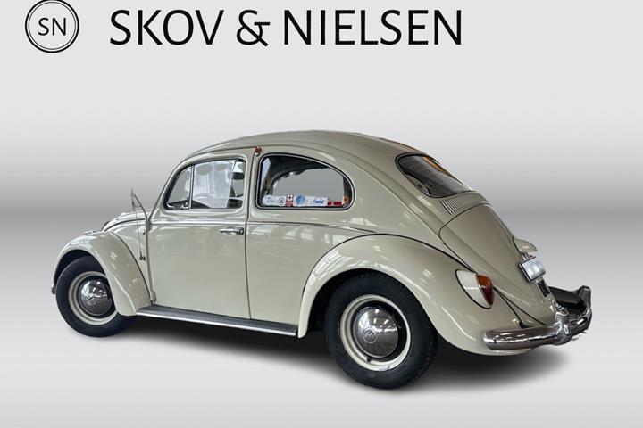 Hvid VW 1200 fra 1963 set udefra