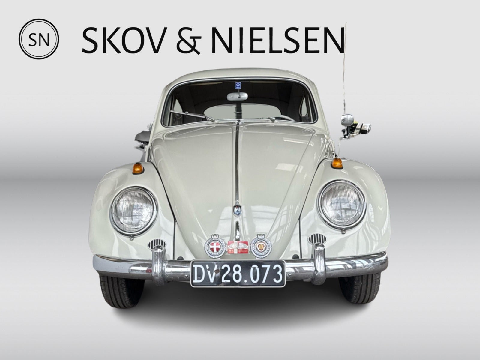 Hvid VW 1200 fra 1963 set udefra