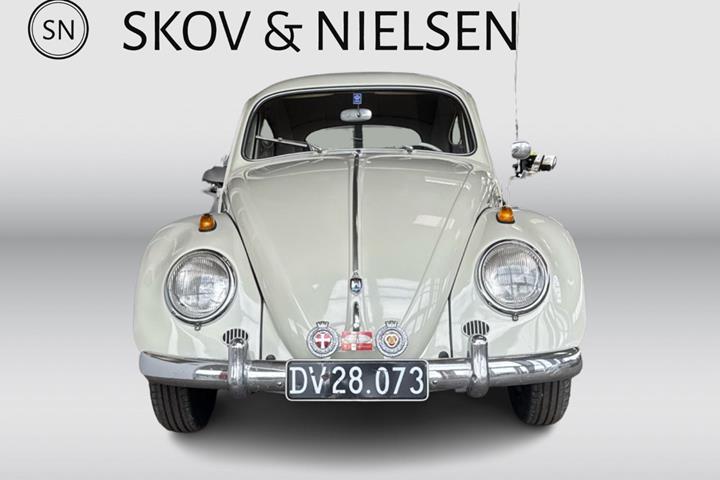 Hvid VW 1200 fra 1963 set udefra