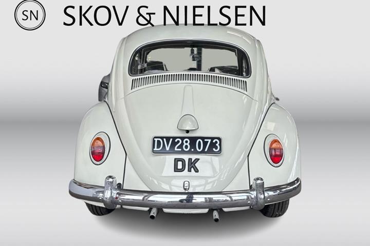 Hvid VW 1200 fra 1963 set udefra