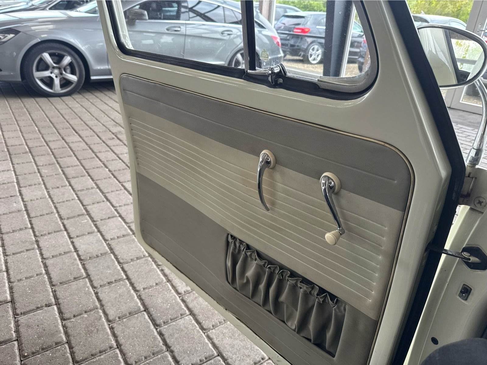 Hvid VW 1200 fra 1963 set indefra