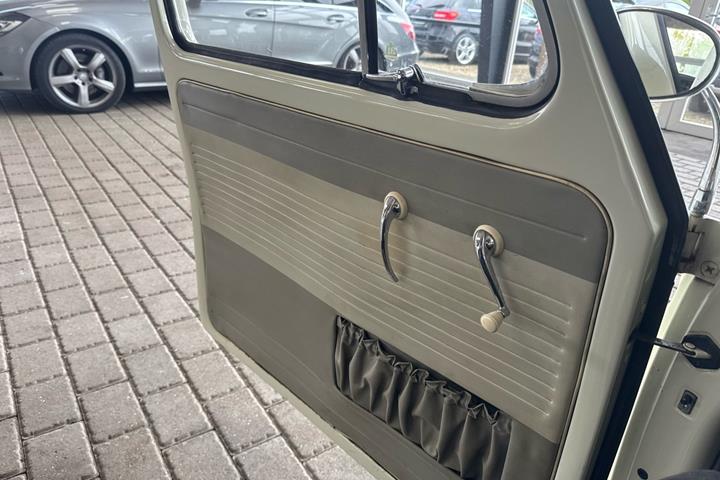 Hvid VW 1200 fra 1963 set indefra