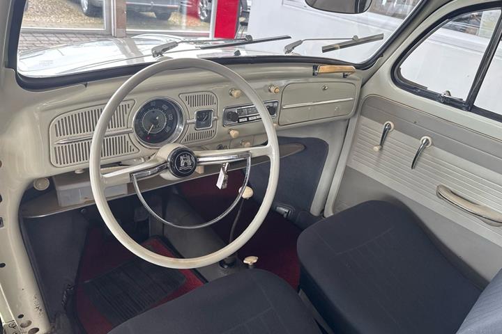Hvid VW 1200 fra 1963 set indefra