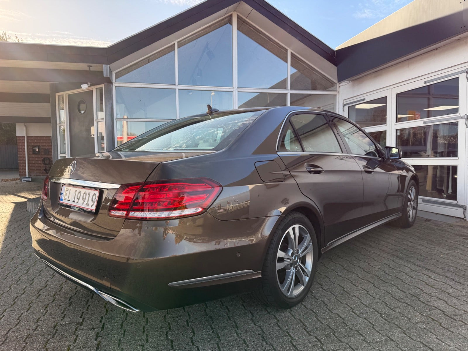 Brun Mercedes E220 fra 2014
