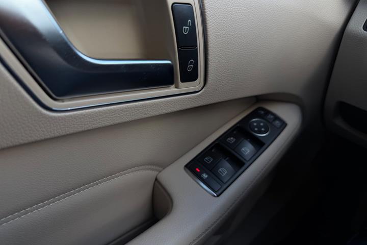 Brun Mercedes E220 fra 2014