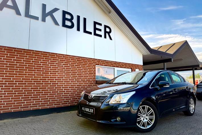 Blå Toyota Avensis fra 2011