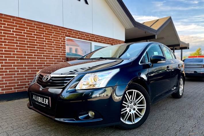 Blå Toyota Avensis fra 2011