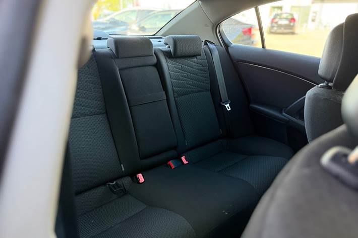 Blå Toyota Avensis fra 2011