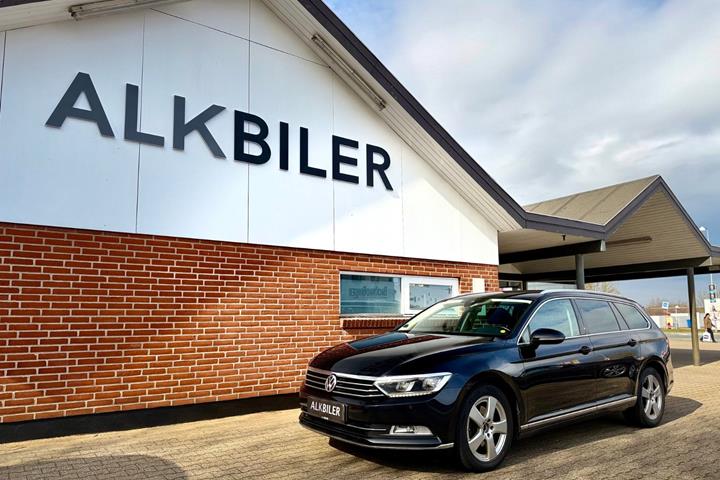 Sort VW Passat fra 2019 set udefra