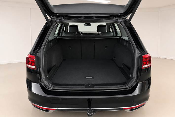 Sort VW Passat fra 2021