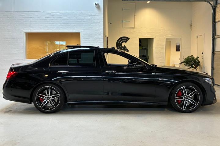 Sort Mercedes E43 fra 2018 set udefra