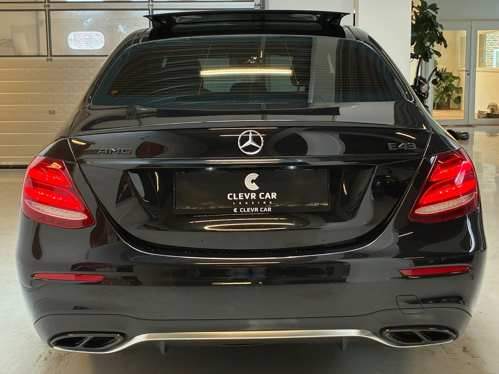 Sort Mercedes E43 fra 2018 set udefra