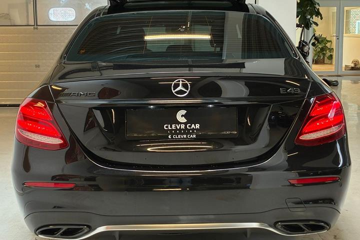 Sort Mercedes E43 fra 2018 set udefra