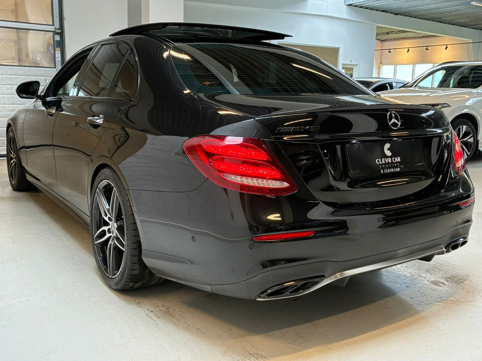 Sort Mercedes E43 fra 2018 set udefra