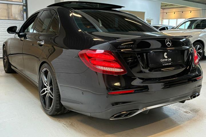 Sort Mercedes E43 fra 2018 set udefra