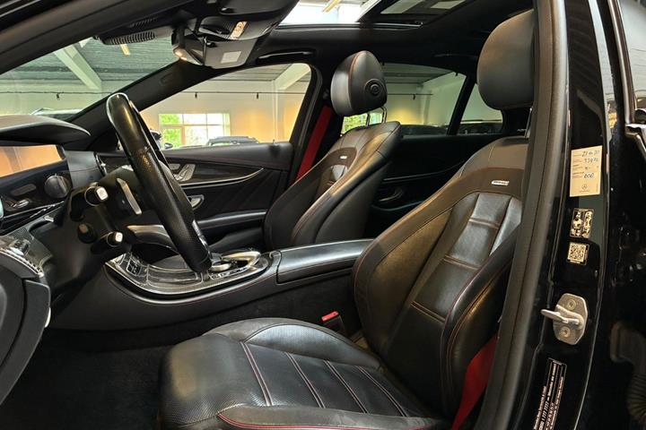 Sort Mercedes E43 fra 2018 set indefra
