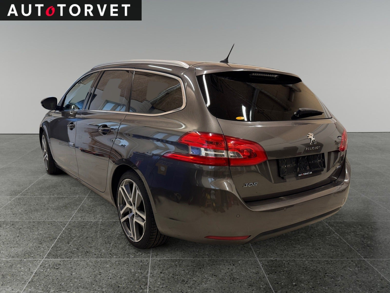 Grå Peugeot 308 fra 2016