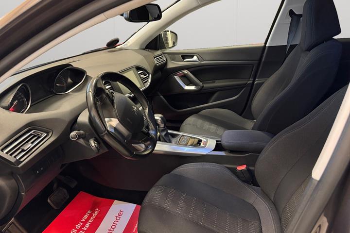 Grå Peugeot 308 fra 2016