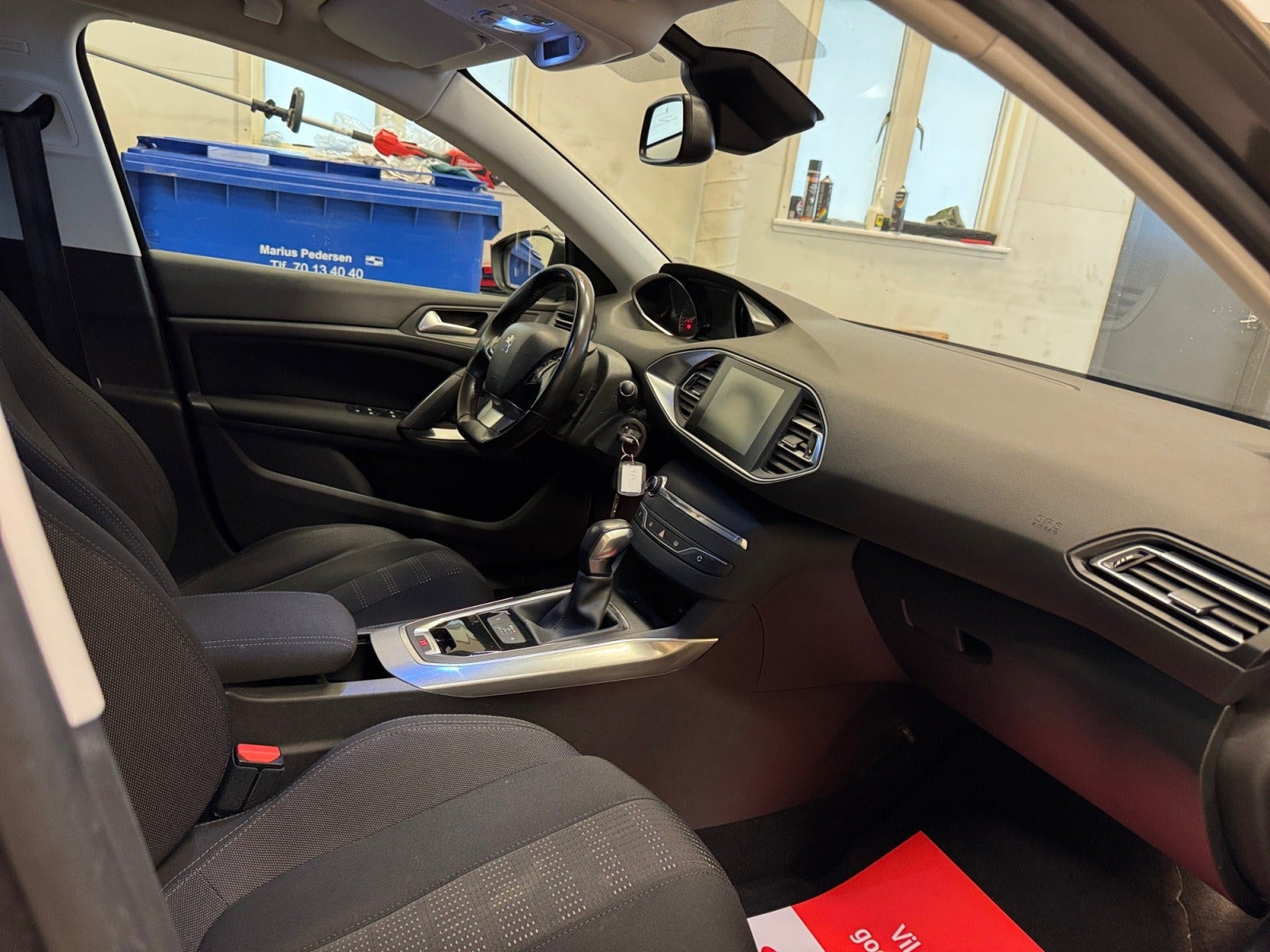 Grå Peugeot 308 fra 2016