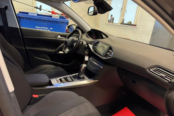 Grå Peugeot 308 fra 2016