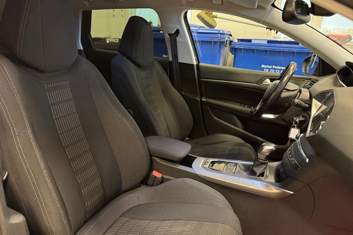Grå Peugeot 308 fra 2016