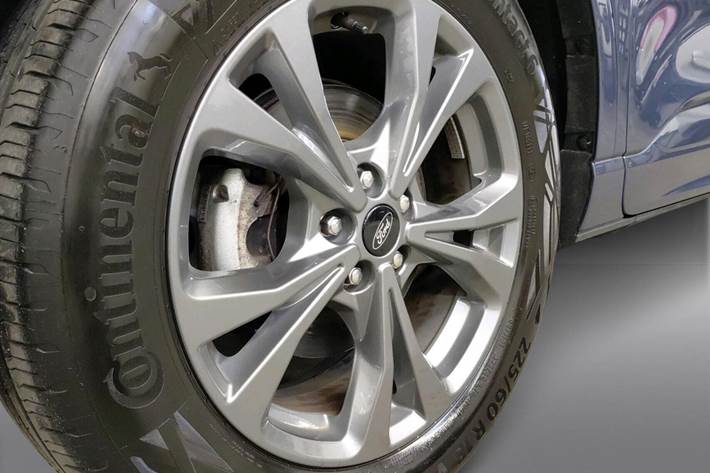 Blå Ford Kuga fra 2023