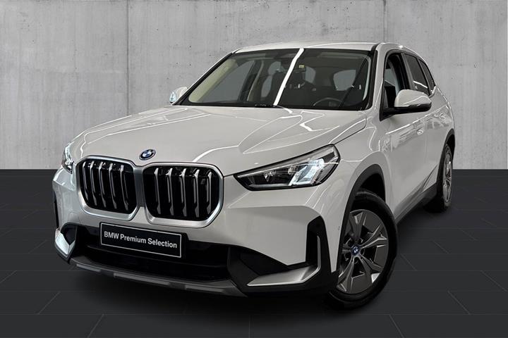 Hvid BMW iX1 fra 2023 set udefra