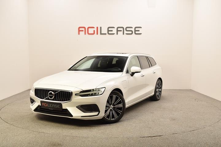 Hvid Volvo V60 fra 2022 set udefra
