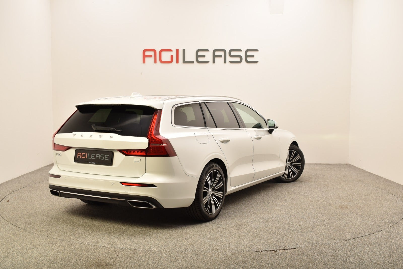 Hvid Volvo V60 fra 2022