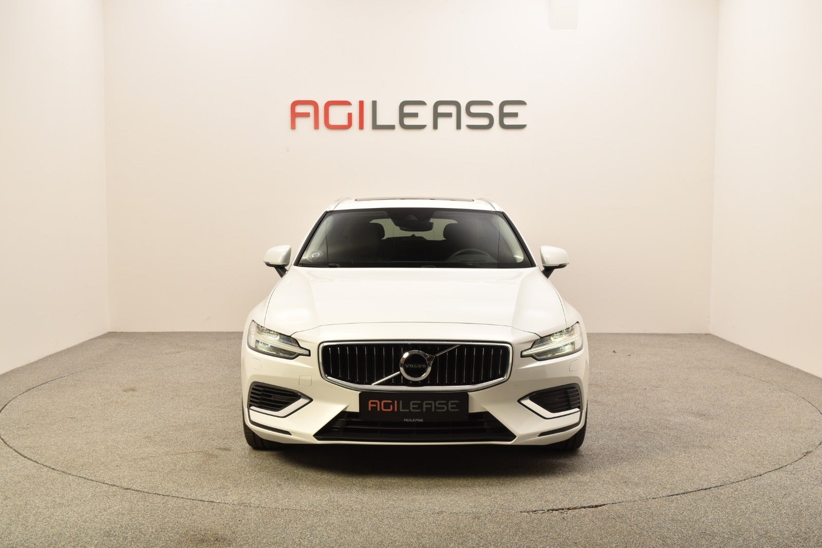 Hvid Volvo V60 fra 2022
