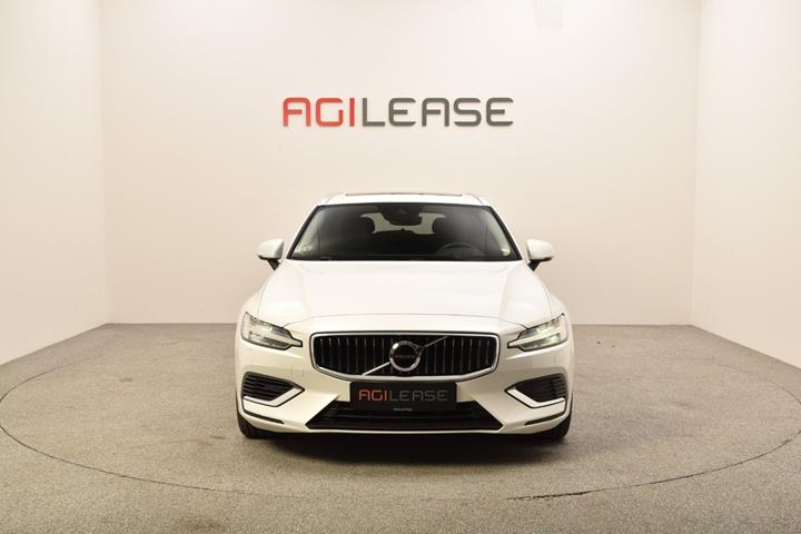 Hvid Volvo V60 fra 2022