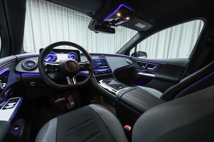 Sølv Mercedes EQE350 SUV fra 2025