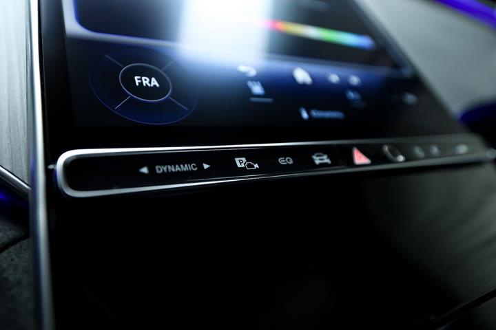 Sølv Mercedes EQE350 SUV fra 2025