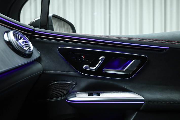 Sølv Mercedes EQE350 SUV fra 2025
