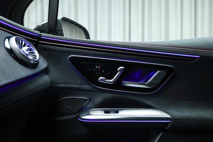 Sølv Mercedes EQE350 SUV fra 2025