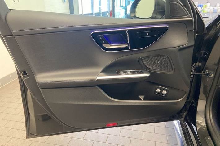 Grå Mercedes C300 e fra 2022