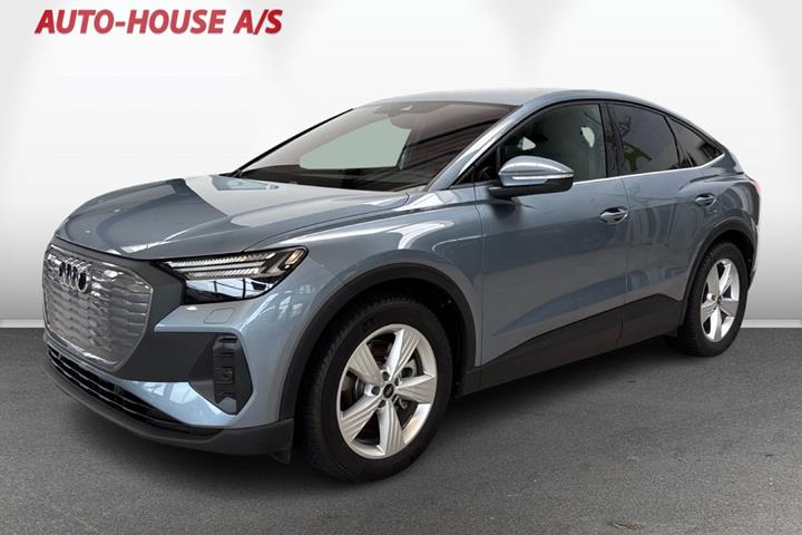Blå Audi Q4 e-tron fra 2024 set udefra