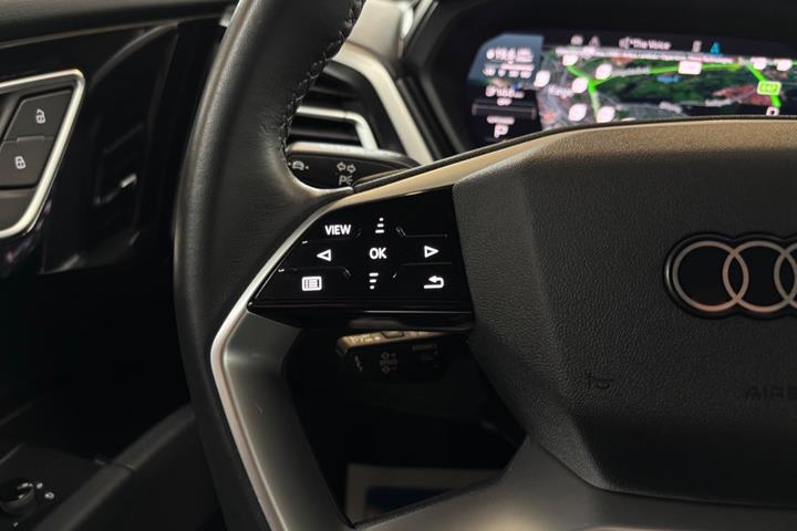 Blå Audi Q4 e-tron fra 2024