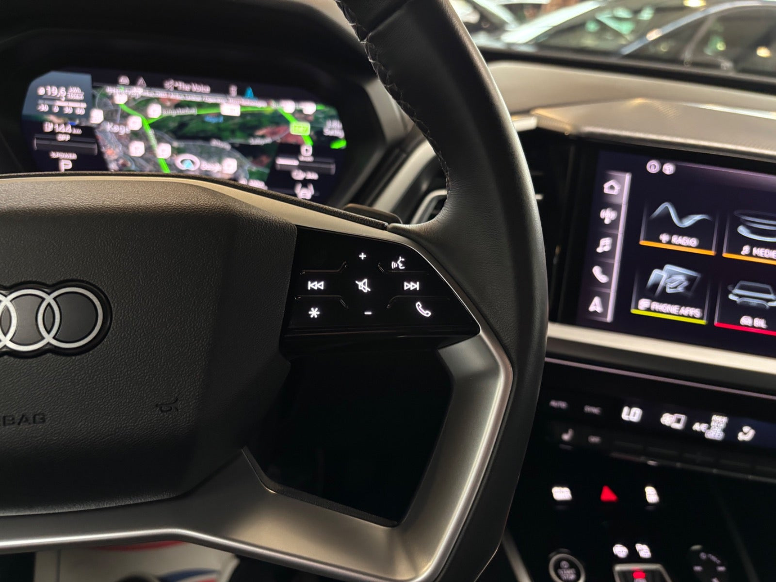 Blå Audi Q4 e-tron fra 2024