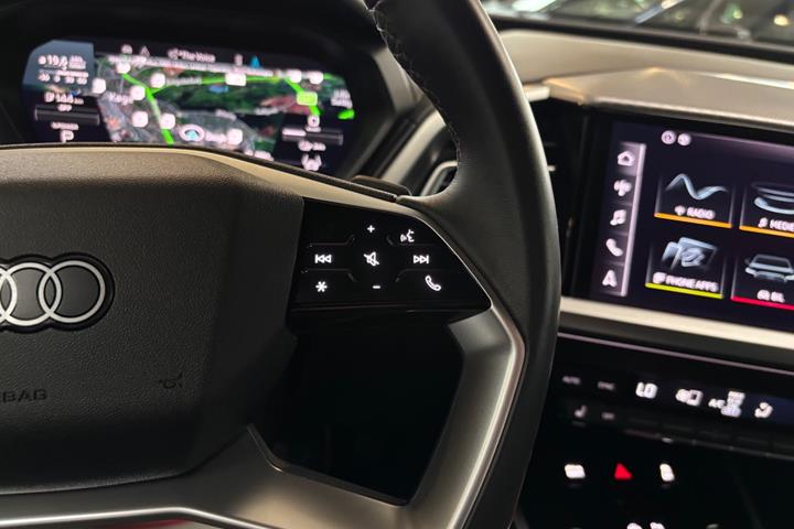 Blå Audi Q4 e-tron fra 2024