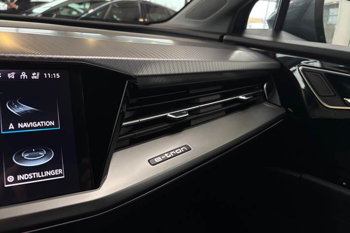 Blå Audi Q4 e-tron fra 2024