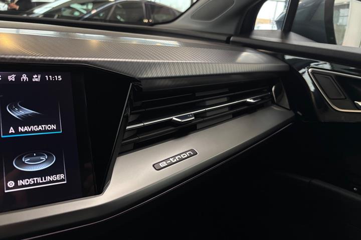 Blå Audi Q4 e-tron fra 2024