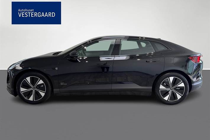 Sort Polestar 4 fra 2025