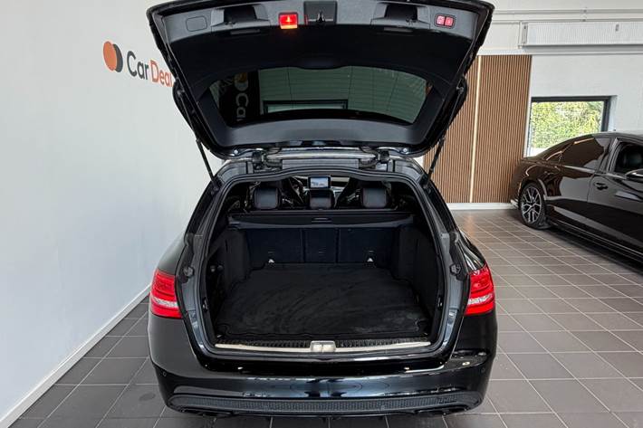Sort Mercedes C43 fra 2016
