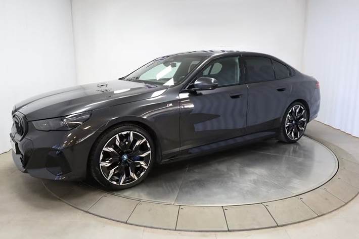 Grå BMW i5 fra 2024