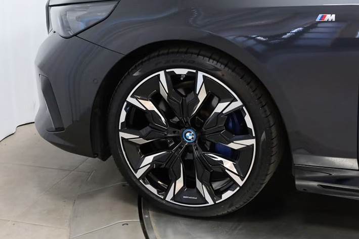 Grå BMW i5 fra 2024