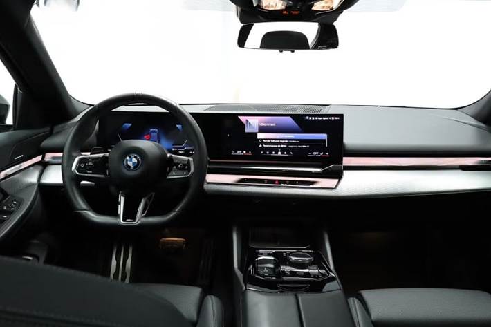 Grå BMW i5 fra 2024