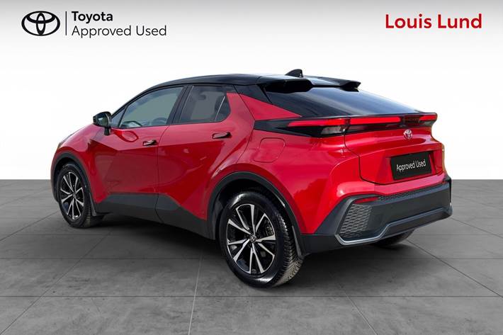 Rød Toyota C-HR fra 2024